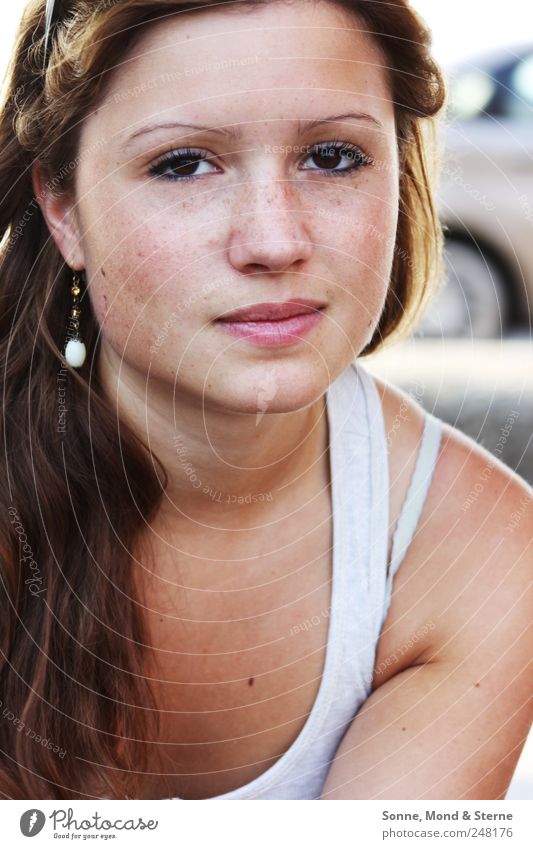 Arcadia Mensch feminin Junge Frau Jugendliche Kopf Gesicht 1 18-30 Jahre Erwachsene Fahrzeug PKW brünett langhaarig Lächeln sitzen ästhetisch frech