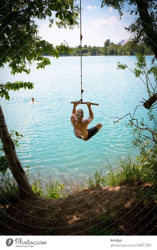 Badespaß am Baggersee, junge Erwachsene schwingen sich ins Wasser Freizeit & Hobby Urlaub zuhause Abenteuer Sommerurlaub Schwimmen & Baden Lebensfreude