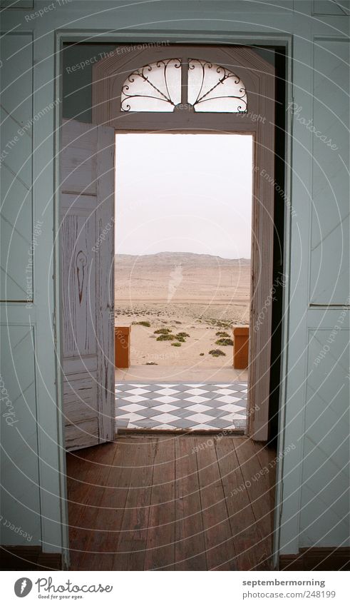 offene Türen Raum Sand Holz alt Ferne Farbfoto Menschenleer Zentralperspektive Panorama (Aussicht)