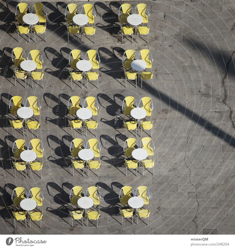 In Reih' und Glied Platz Marktplatz Symmetrie Café Stuhl Tisch Sommer weiß gelb grau Restaurant Gastronomie Open Air Treffpunkt Sitzgelegenheit Eisdiele frei
