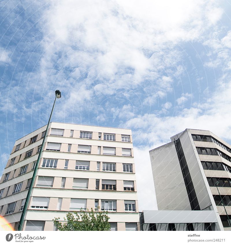 modernism Wolken Sommer Schönes Wetter Stadt Haus Fassade Laterne Farbfoto