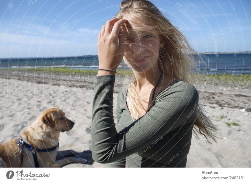 Junge Frau mit blondem Labrador am Ostseestrand Lifestyle schön harmonisch Sommer Sommerurlaub Sonne Sonnenbad Strand Meer Jugendliche 18-30 Jahre Erwachsene