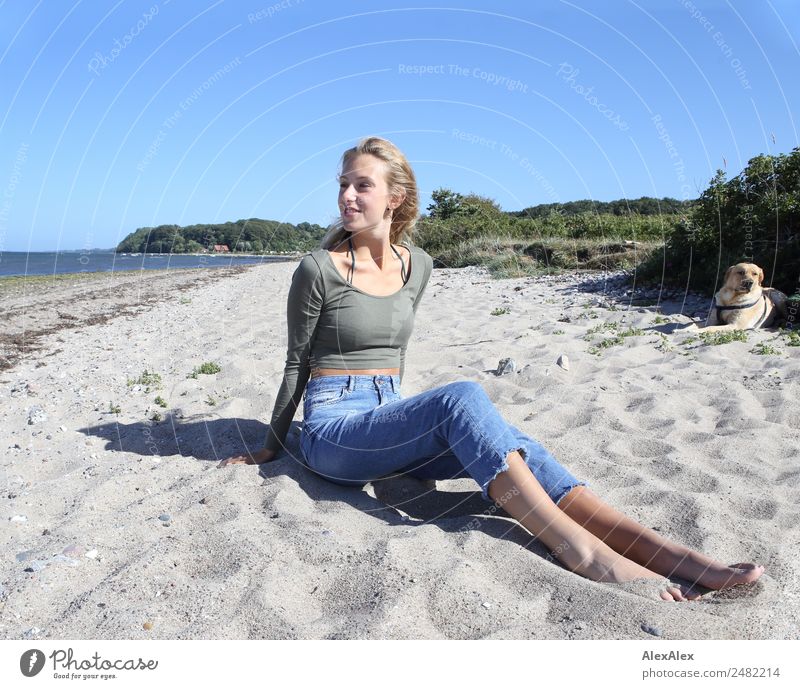 Junge Frau und Labrador am Ostseestrand Lifestyle Freude Glück schön Wohlgefühl Sommer Sommerurlaub Sonne Strand Meer Jugendliche 18-30 Jahre Erwachsene