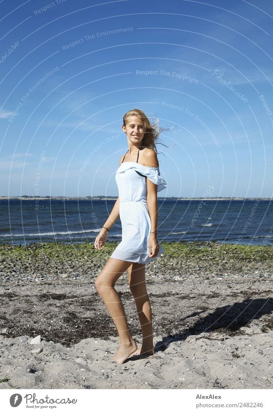 Junge Frau im Sommer am Strand Lifestyle Freude schön Wellness Leben Sommerurlaub Sonne Sonnenbad Meer Jugendliche 18-30 Jahre Erwachsene Natur Landschaft