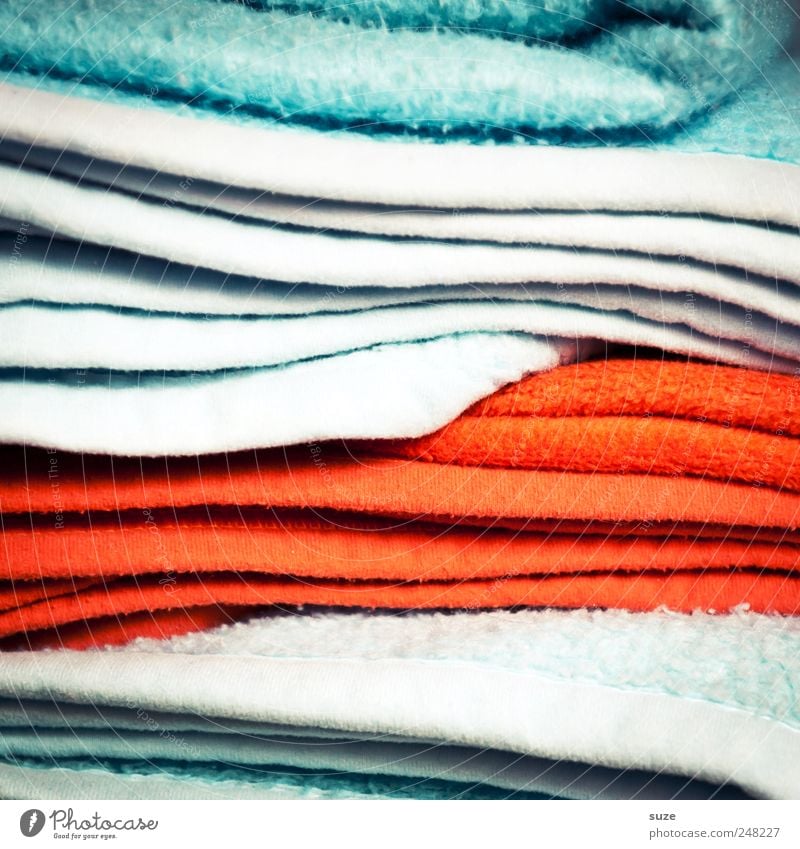 Volle Deckung Streifen kuschlig Decke Textilien Material Stapel Farbfleck hell-blau rot Farbfoto mehrfarbig Innenaufnahme Nahaufnahme Detailaufnahme abstrakt