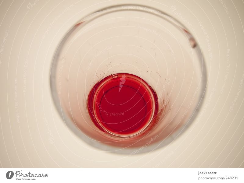 ein Glas auf einmal Spirituosen Design Kreis trinken dünn Flüssigkeit Sauberkeit unten rot Mittelpunkt Blase Leuchtkasten Strukturen & Formen Kunstlicht