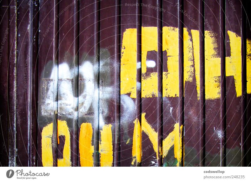 oh ohm Fassade Tür Schriftzeichen Graffiti rebellisch braun gelb weiß Kommunizieren Farbfoto Außenaufnahme Menschenleer