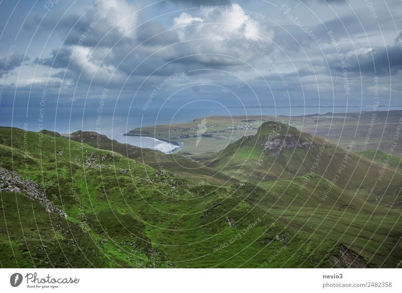 Ausblick vom Quiraing Landschaft grün unbeständig Wetter Isle of Skye Wolken Wolkenhimmel Schottland Hochebene Hügel Küste Bucht einzigartig Bekanntheit