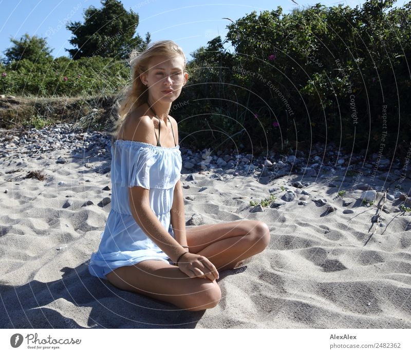 Junge Frau vor Stranddüne Lifestyle Freude schön Leben Sommerurlaub Sonne Sonnenbad Meer Jugendliche Beine 18-30 Jahre Erwachsene Landschaft Schönes Wetter