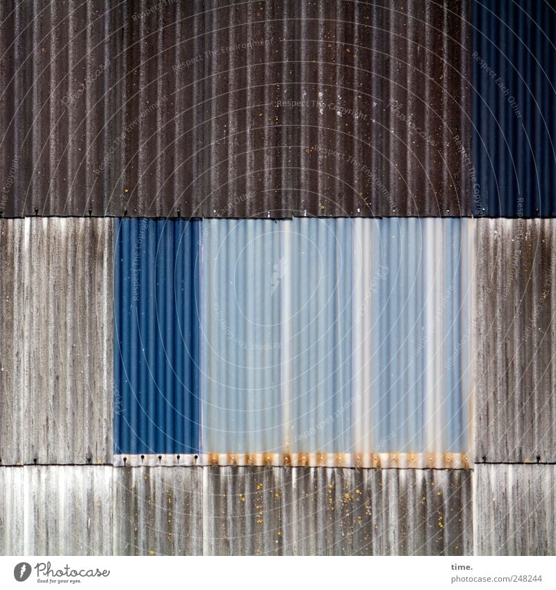hält mehr als sie verspricht Bauwerk Halle Schiffswerft Kunststoff alt ästhetisch blau braun durchsichtig Blech Wand verrotten überlappen Flickwerk vertikal
