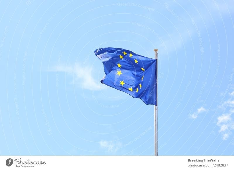 Die Flagge der Europäischen Union im Wind Himmel Wolken Sonnenlicht Schönes Wetter Fahne blau Europa Europafahne EU Europäische Union Transparente winken