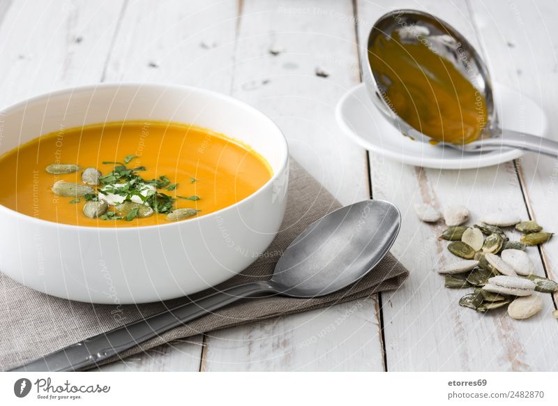 Kürbissuppe in weißer Schale Lebensmittel Gesunde Ernährung Foodfotografie Speise Gemüse Suppe Eintopf Bioprodukte Vegetarische Ernährung Gesundheit