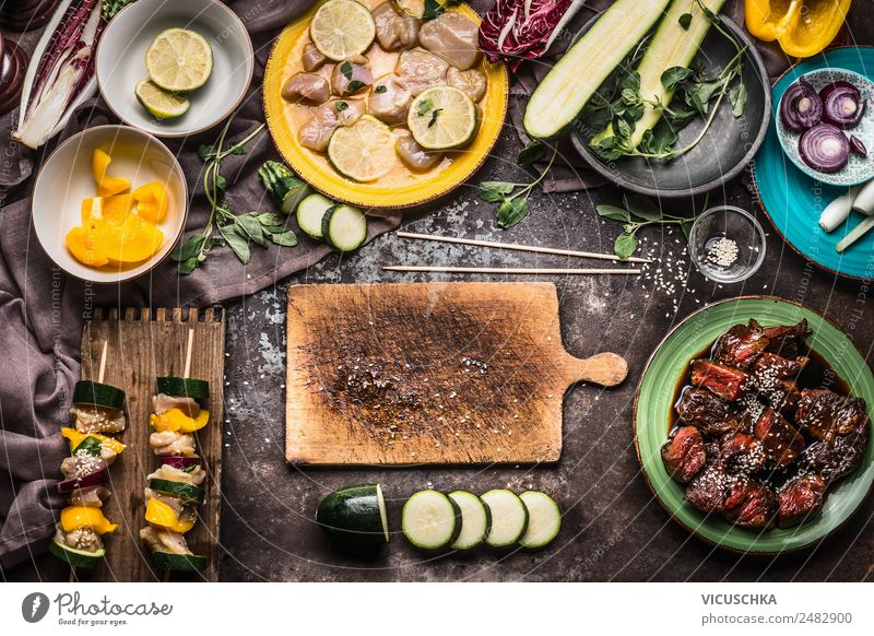 Fleischspieße mit Gemüse für Grill vorbereiten Lebensmittel Ernährung Picknick Stil Design Gesunde Ernährung Sommer Häusliches Leben Tisch Küche Hintergrundbild