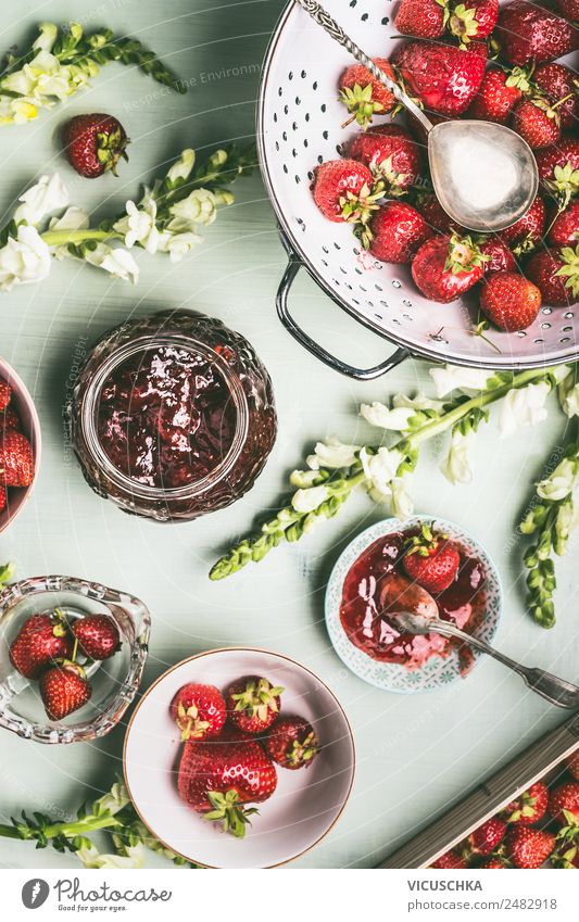 Frische Erdbeeren im Sieb und Marmelade im Glas Lebensmittel Frucht Dessert Ernährung Bioprodukte Vegetarische Ernährung Geschirr Stil Design Gesundheit