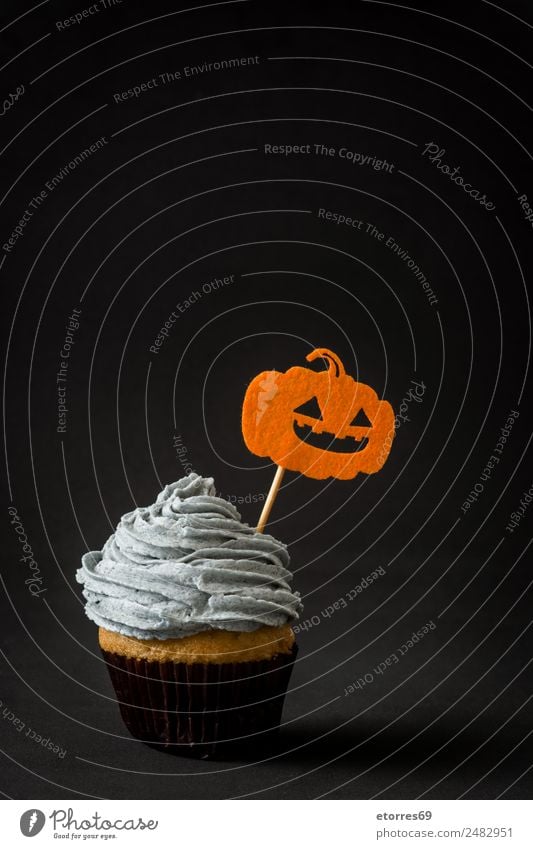 Halloween Törtchen Kuchen Dessert Süßwaren süß grau orange schwarz Angst Cupcake Kürbis Lebensmittel cremig Butter Creme Textfreiraum Jahreszeiten lustig