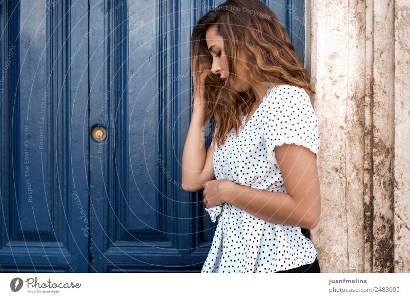 Nachdenkliche Frau neben einer Tür schön Gesicht Mensch Erwachsene Körper Hand 18-30 Jahre Jugendliche Haus Hemd blond langhaarig Denken stehen ästhetisch