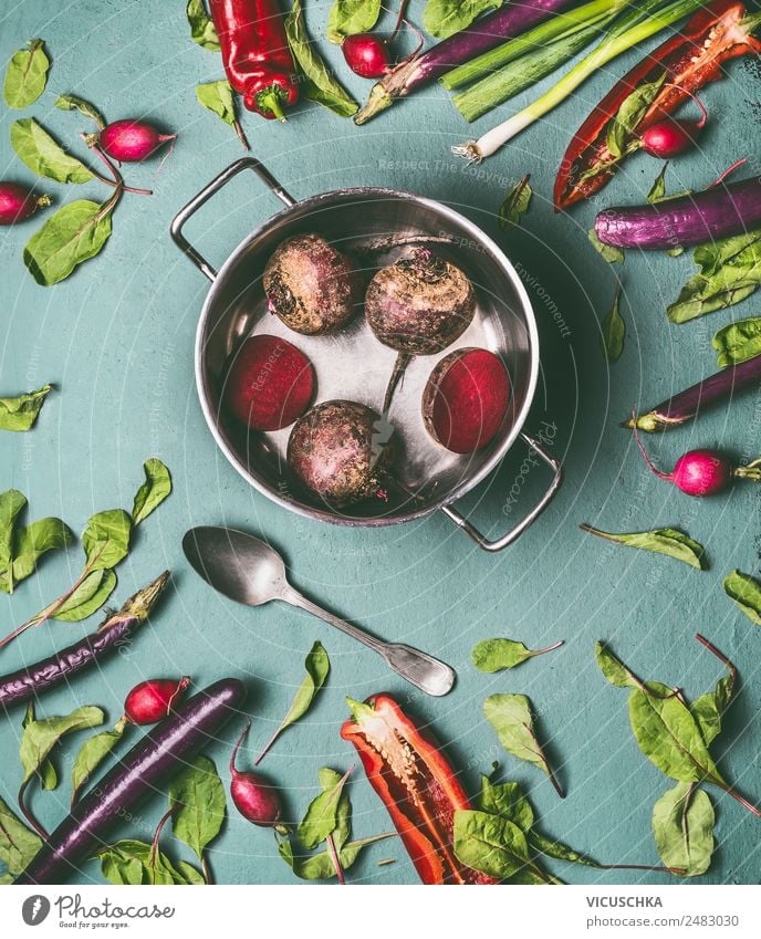 Mit Gartengemüse kochen Lebensmittel Gemüse Ernährung Bioprodukte Vegetarische Ernährung Diät Geschirr Topf Stil Design Gesundheit Gesunde Ernährung Tisch Küche