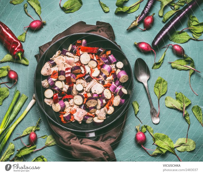 Gemüse mit Hähnchen Low-Carb Gericht mit Auberginen Lebensmittel Fleisch Ernährung Mittagessen Abendessen Bioprodukte Diät Geschirr Pfanne Löffel Stil Design