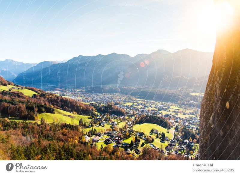 Nur ein Strahl Natur Landschaft Wolkenloser Himmel Sonne Herbst Schönes Wetter Alpen Berge u. Gebirge Österreich Dorf ästhetisch schön gelb friedlich Freiheit