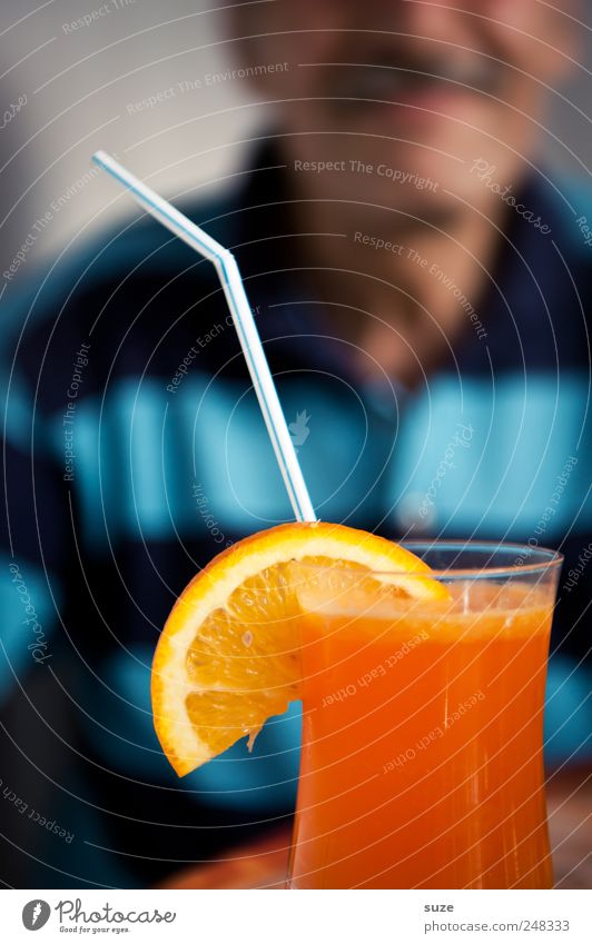 Erst das Foto ... Orange Getränk trinken Trinkhalm Sommer Mensch maskulin Mann Erwachsene 1 45-60 Jahre Hemd Oberlippenbart Lächeln lecker süß Vorfreude