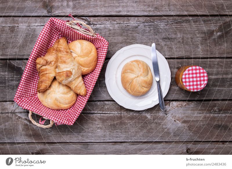 Frühstück Lebensmittel Croissant Marmelade Büffet Brunch Picknick Teller Sommer wählen einfach frisch Gastfreundschaft Tisch Holzbrett verwittert Alm rustikal