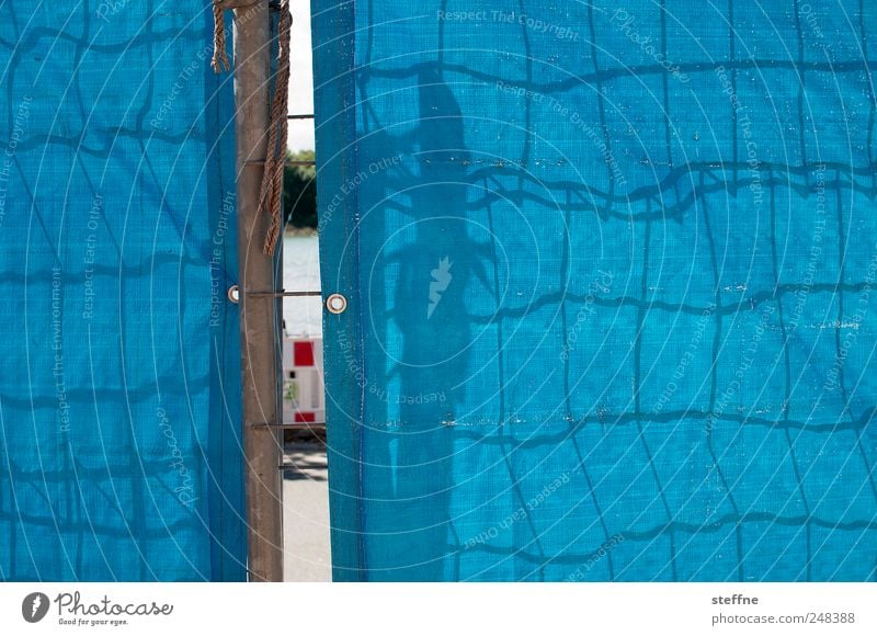 Blick hinter die Kulissen Straßenverkehr Neugier blau Baustelle Barriere Abdeckung Zaun Gitter Netzwerk Schattenspiel sehschlitz Schlitz Farbfoto mehrfarbig