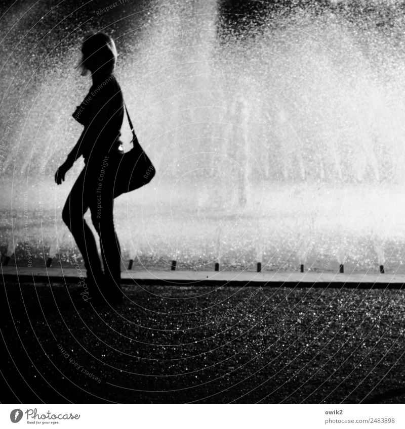 Duschkabine Freizeit & Hobby Junge Frau Jugendliche 1 Mensch Wasser Wassertropfen Herrenhäuser Gärten Springbrunnen Wasserfontäne Bewegung Erholung gehen lachen