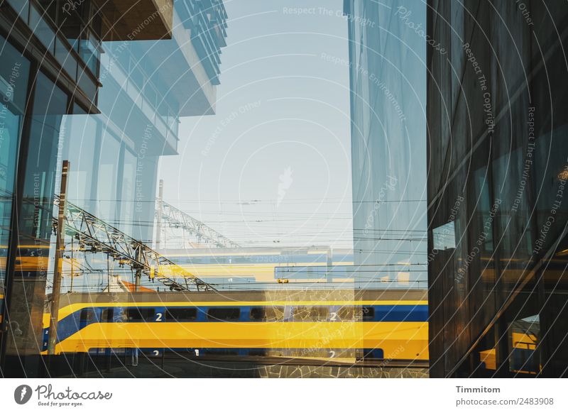 Fassaden (3) Niederlande Stadt Hochhaus Verkehr Bahnfahren Personenzug blau gelb Doppelbelichtung Farbfoto Außenaufnahme Menschenleer Tag Schatten Kontrast