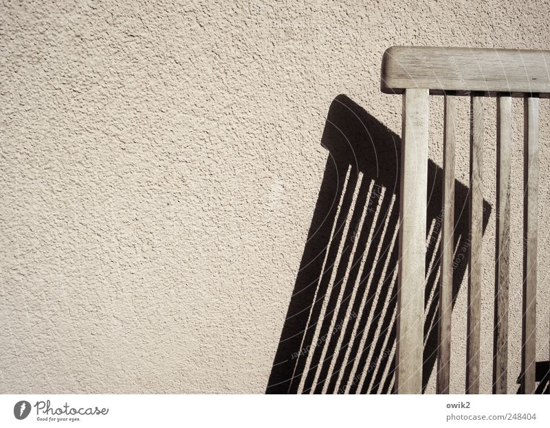 Sparsam leben Freizeit & Hobby Möbel Stuhllehne Gartenstuhl Mauer Wand Putzfassade Beton Holz einfach fest hell lang nah viele grau schwarz ruhig Ordnung Pause