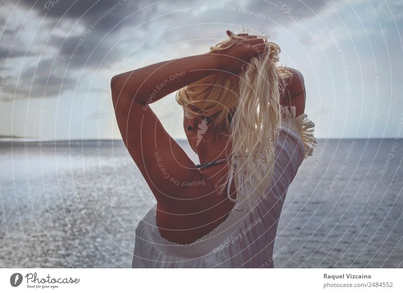 Frau mit dem Meer im Hintergrund. feminin Junge Frau Jugendliche Haare & Frisuren 1 Mensch 18-30 Jahre Erwachsene Sonnenaufgang Sonnenuntergang Sommer blond