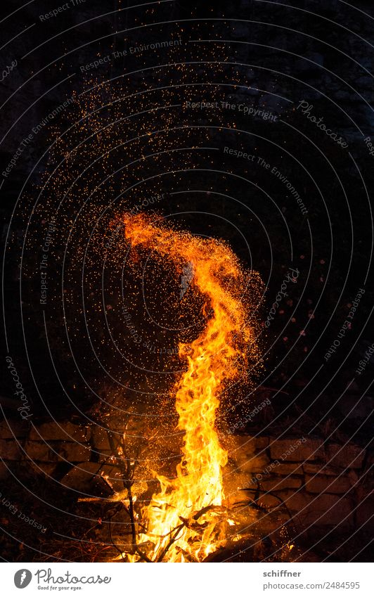Feuerdrache heiß Brand Feuerstelle Feuersturm Lagerfeuerstimmung gefährlich bedrohlich brennen Flamme Feuerwehr Grillen Funken Außenaufnahme Menschenleer Nacht
