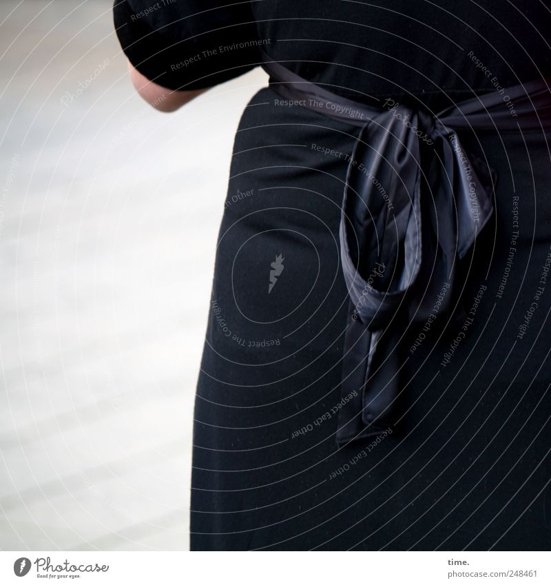 Kleid mit Schleife Frau Erwachsene Band schwarz gebunden Rückseite Unterarm Ellenbogen Farbfoto Gedeckte Farben Außenaufnahme Detailaufnahme Textfreiraum links
