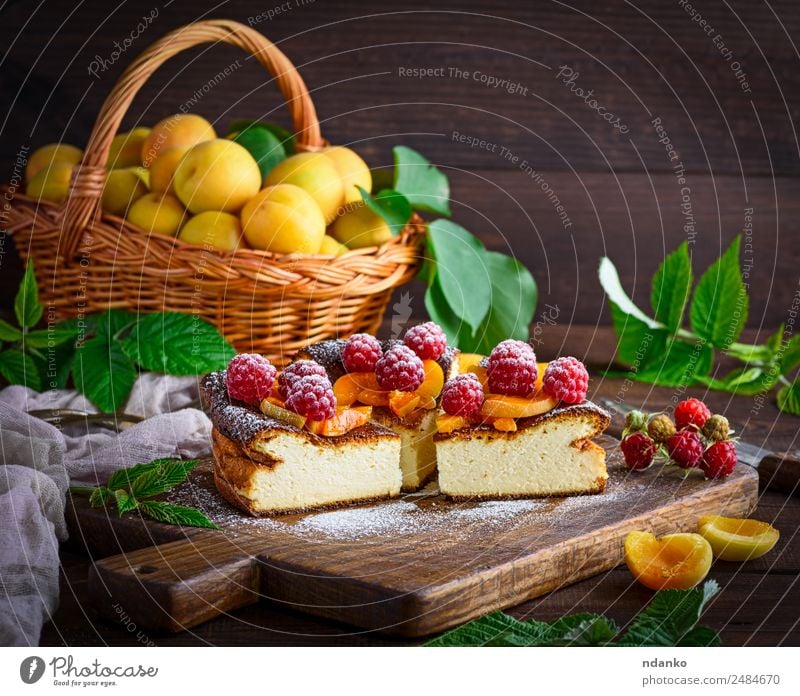 Quarkkuchen mit Himbeeren Käse Frucht Dessert Süßwaren Ernährung Tisch frisch hell lecker braun rot weiß Farbe Aprikose Käsekuchen Kuchen Beeren Lebensmittel