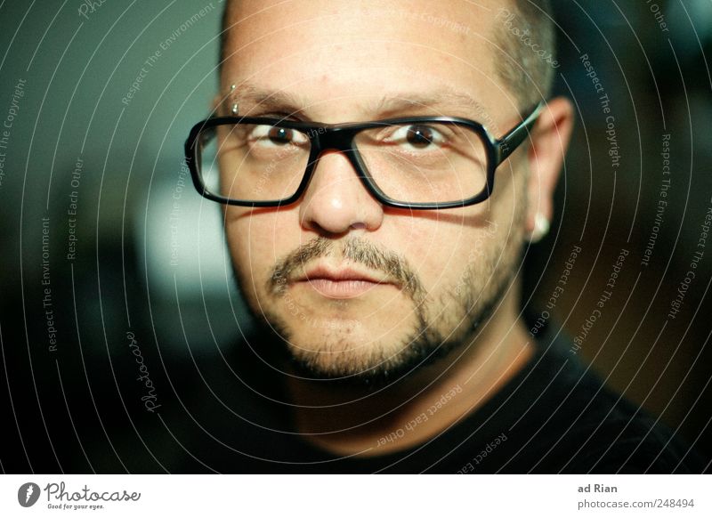 ich bin nicht immer Ernst. Brille Brillenträger maskulin Gesicht Bart 1 Mensch 30-45 Jahre Erwachsene Wachsamkeit Selbstbeherrschung Farbfoto Zentralperspektive