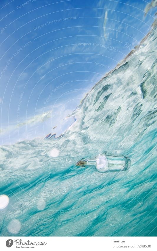 Flaschenpost Post Informationsaustausch Kontakt Postbote Kommunikationsmittel Wasser Himmel Meer Wellen Wasseroberfläche Papier Zettel Verpackung Kitsch
