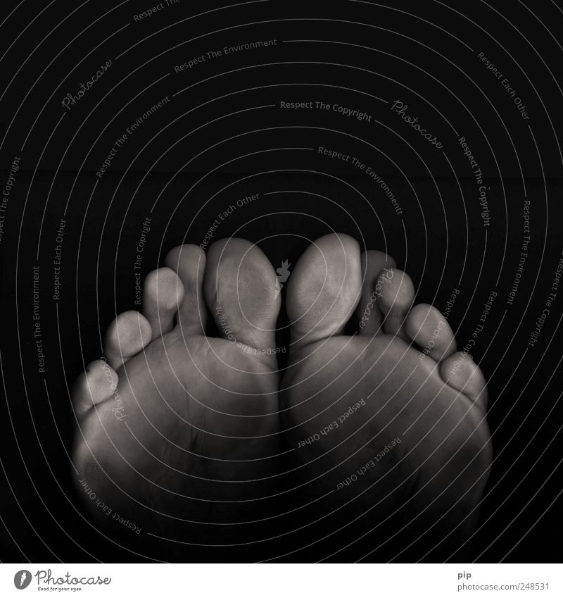 blackfeet Mensch maskulin Fuß Zehen Fußsohle 1 dunkel Ekel kalt grau schwarz Scan 10 Haut stehen platt Schwarzweißfoto Nahaufnahme Detailaufnahme abstrakt