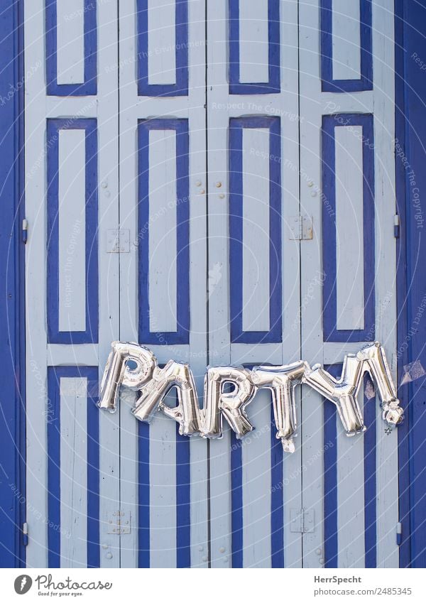 Let's party Altstadt Haus Fassade Fenster Tür Fensterladen Holz Kunststoff Schriftzeichen Feste & Feiern ästhetisch niedlich positiv blau silber Freude