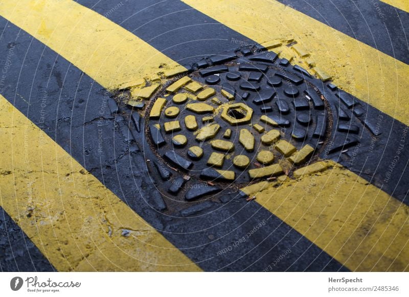 painted Straße Zebrastreifen Markierungslinie gelb grau Gully Strukturen & Formen bemalt Linie Farbfoto Außenaufnahme abstrakt Muster Menschenleer