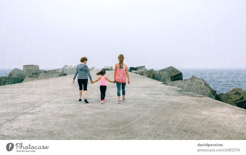 Rückenansicht von Frauen, die an der Seebrücke spazieren gehen Lifestyle Freizeit & Hobby Meer Sport Kind Mensch Erwachsene Mutter Großvater Großmutter