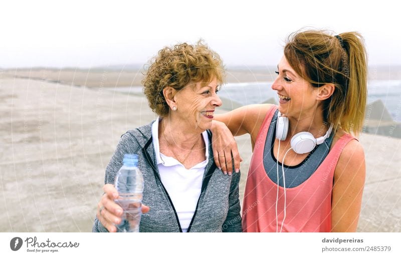 Seniorensportlerin lacht mit Freundin Flasche Lifestyle Glück Erholung Freizeit & Hobby Meer Sport sprechen Mensch Frau Erwachsene Mutter