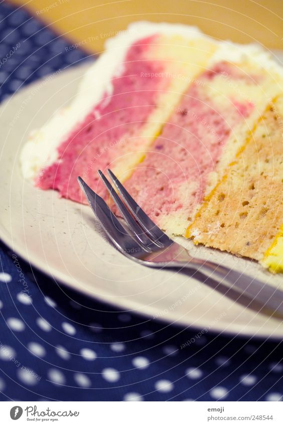 rainbow cake II Kuchen Dessert Süßwaren Teller Gabel lecker Torte Geburtstagstorte Kindergeburtstag regenbogenfarben Farbfoto mehrfarbig Innenaufnahme Muster