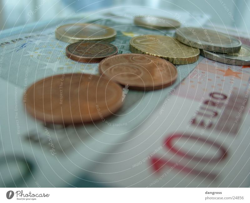 Münzen auf Scheinen Geld Unschärfe Geldmünzen Geldscheine Kapitalwirtschaft