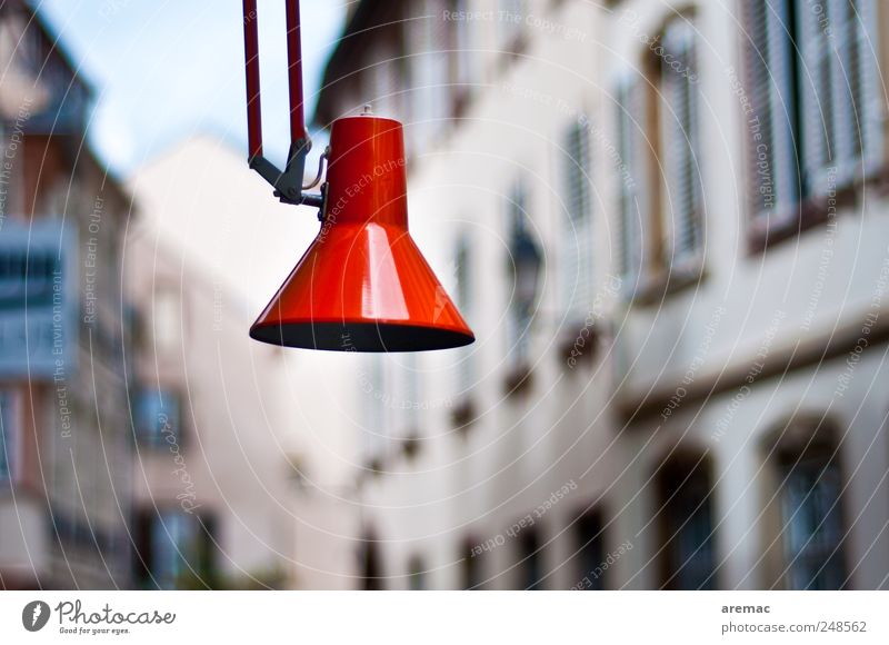 Strassenleuchte Lampe Stadt Stadtzentrum Altstadt Menschenleer Haus Gebäude rot Straßenbeleuchtung Farbfoto Gedeckte Farben Außenaufnahme Tag