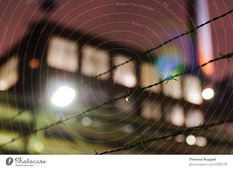 Am Abend Himmel Nachthimmel Industrieanlage Fabrik Fassade Fenster Schornstein Lampe Straßenbeleuchtung Zaun Stacheldraht Stacheldrahtzaun mehrfarbig Farbfoto