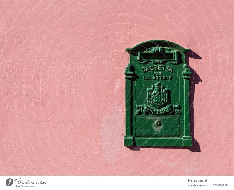 Schreib mal wieder! Häusliches Leben Wohnung Italien Mauer Wand Briefkasten Metall Zeichen Schriftzeichen Ornament schön einzigartig retro grün rosa Italienisch