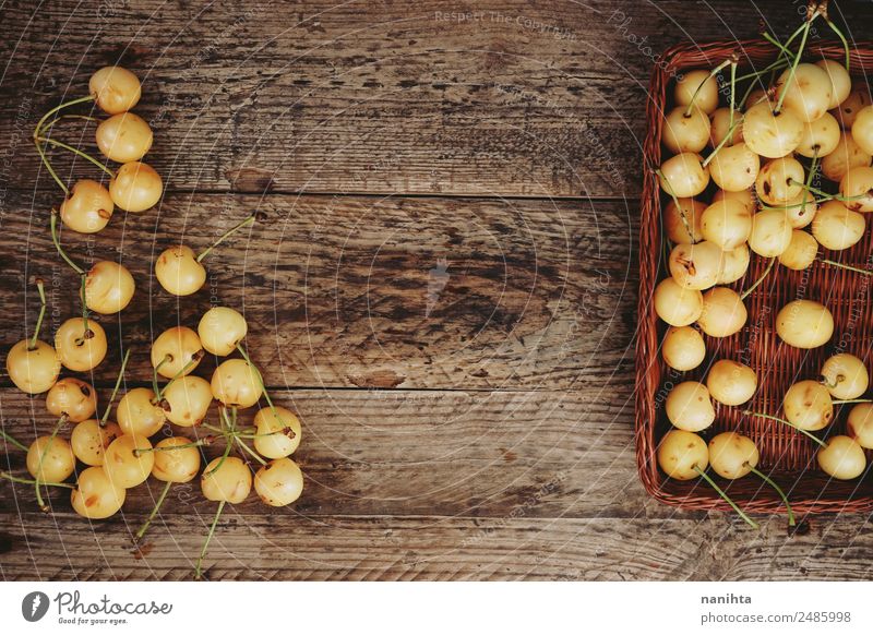 Weiße Kirschen auf Holzgrund Lebensmittel Frucht Dessert Ernährung Bioprodukte Vegetarische Ernährung Diät authentisch frisch Gesundheit Billig gut lecker