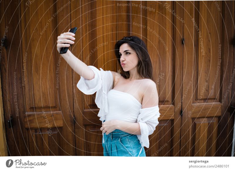 Trendige Frau mit Selfie an der Holztür elegant Stil schön ruhig Freizeit & Hobby Sommer PDA Technik & Technologie Erwachsene Bekleidung brünett stehen trendy