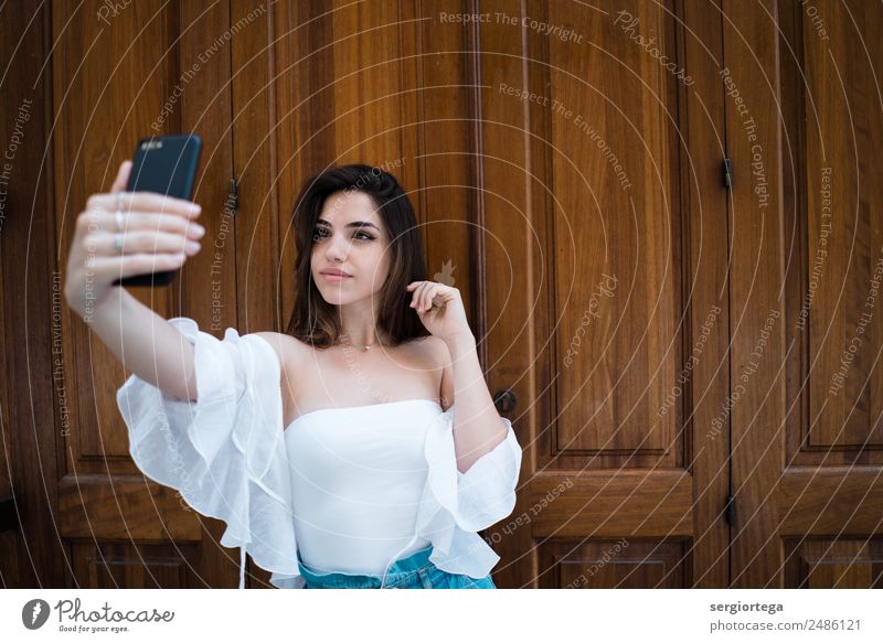 Schöne trendige junge Frau, die Selfie nimmt. elegant Stil schön ruhig Freizeit & Hobby Sommer PDA Technik & Technologie Erwachsene Bekleidung brünett Holz