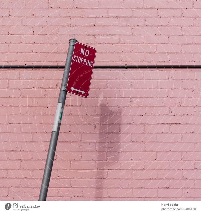 No stopping Schönes Wetter Mauer Wand Verkehrszeichen Verkehrsschild ästhetisch rosa rot Halteverbot Neigung Farbenspiel Schatten Pfeil Backsteinwand reduziert