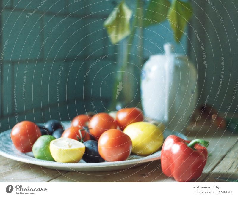 Stil(l) aus Gartenpotpourri Lebensmittel Gemüse Frucht Tomate Zitrone Pflaume Ernährung Teller Kaffeekanne Gesundheit harmonisch Wohlgefühl Sinnesorgane Sommer
